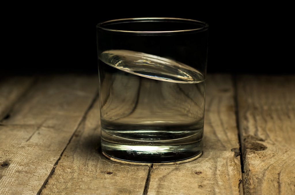 photo d'un verre rempli d'eau qui représente la stabilité émotionnelle d'une personne en état de "burn-out"